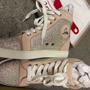 Selling my shoes.its a brand new i never used it..